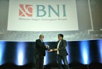 *BNIDirect Sukses Jadi Seamless Financial Platform* -- Editor in Chief Marketeers Sigit Kurniawan dan General Manager Divisi Solusi Wholesale BNI Indra Gunawan dalam Marketeers Editor’s Choice Award 2022 di Jakarta, Rabu (12/10/2022).  BNI memenangkan Award Seamless Financial Platform of the Year. BNI dinilai mampu menggelar kampanye marketing kreatif, membangun inovasi, melakukan customer engagement, hingga merilis produk dan layanan yang impactful yang tidak biasa dan berdampak pada bisnis perusahaan. Foto Dok BNI