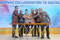 
*Borneo Collaboration* -- 
1. Direktur Technology dan Operations BNI Toto Prasetyo
2. Direktur Consumer Banking BNI Corina Leyla Karnalies 
3. Wakil Direktur Utama BNI Adi Sulistyowati 
4. Direktur Pemasaran Bank Kalbar Dedi Supriadi
5. Direktur Utama Bank Kaltimtara Muhammad Yamin
6. Direktur Utama Bank Kalsel Hanawijaya  dalam Penandatanganan MoU dilakukan di Ballroom Menara BNI pejompongan, Jakarta, Selasa (18/10/2022).  Langkah ini menjadi sinergi dan solusi terbaik yang dibutuhkan untuk melengkapi kebutuhan perluasan channel digital bank daerah khususnya bagi peningkatan layanan digital kepada masyarakat.Foto Dok BNI