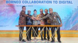 
*Borneo Collaboration* -- 
1. Direktur Technology dan Operations BNI Toto Prasetyo
2. Direktur Consumer Banking BNI Corina Leyla Karnalies 
3. Wakil Direktur Utama BNI Adi Sulistyowati 
4. Direktur Pemasaran Bank Kalbar Dedi Supriadi
5. Direktur Utama Bank Kaltimtara Muhammad Yamin
6. Direktur Utama Bank Kalsel Hanawijaya  dalam Penandatanganan MoU dilakukan di Ballroom Menara BNI pejompongan, Jakarta, Selasa (18/10/2022).  Langkah ini menjadi sinergi dan solusi terbaik yang dibutuhkan untuk melengkapi kebutuhan perluasan channel digital bank daerah khususnya bagi peningkatan layanan digital kepada masyarakat.Foto Dok BNI