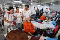 
*Kumpulkan 1.000 Kantong Darah, IKA UB Gelar Gerakan Donor Darah Ketiga* (Ki-ka) Ketua Panitia Donor Darah Dida Sarkan, Duta Donor DPR RI Krisdayanti, *Ketua Harian IKA UB Sis Apik Wijayanto,* saat berkunjung pada kegiatan Gerakan Donor Darah Ketiga kerjasama PMI, Universitas Brawijaya dan BNI di kawasan GBK, Minggu (23/10/2022).  IKA UB, mengajak masyarakat mendonorkan darahnya pada acara penggalangan stok darah bertajuk “Satu Nusa, Satu Bangsa, Satu Bahasa, Satu Darah, Indonesia”.Foto Dok BNI 