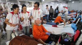 
*Kumpulkan 1.000 Kantong Darah, IKA UB Gelar Gerakan Donor Darah Ketiga* (Ki-ka) Ketua Panitia Donor Darah Dida Sarkan, Duta Donor DPR RI Krisdayanti, *Ketua Harian IKA UB Sis Apik Wijayanto,* saat berkunjung pada kegiatan Gerakan Donor Darah Ketiga kerjasama PMI, Universitas Brawijaya dan BNI di kawasan GBK, Minggu (23/10/2022).  IKA UB, mengajak masyarakat mendonorkan darahnya pada acara penggalangan stok darah bertajuk “Satu Nusa, Satu Bangsa, Satu Bahasa, Satu Darah, Indonesia”.Foto Dok BNI 