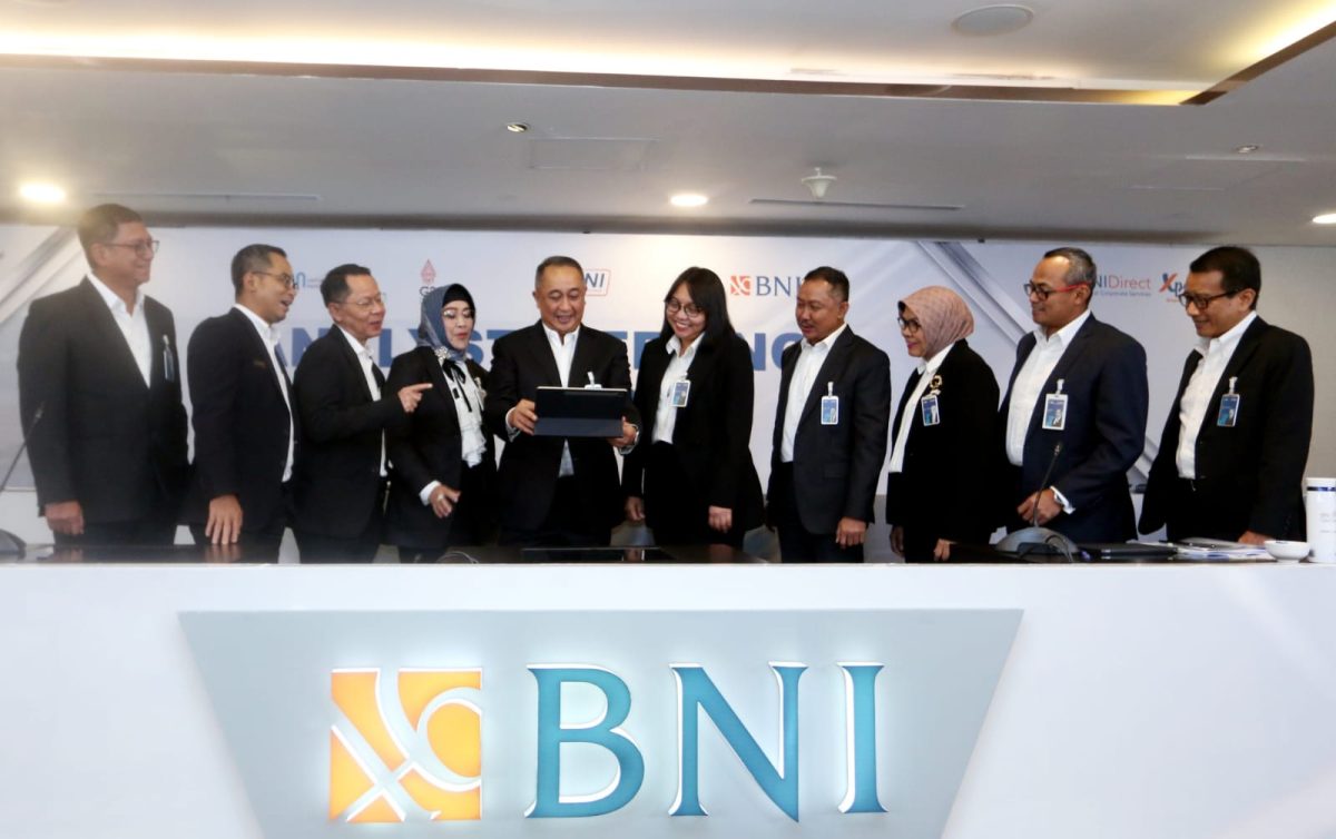 *Kinerja Solid Di Tengah Turbulensi Ekonomi, Laba BNI Tumbuh Sehat 76,8%* – (Ki-Ka) Direktur Technology & Operations BNI Toto Prasetio, Direktur Network & Services BNI Ronny Venir, Direktur Risk Management BNI David Pirzada, Wakil Direktur Utama BNI Adi Sulistyowati, Direktur Utama BNI Royke Tumilaar, Direktur Finance BNI Novita Widya Anggraini, Direktur Enterprise & Commercial Banking BNI Muhammad Iqbal, Direktur Consumer Banking BNI
Corina Leyla Karnalies, Direktur Human Capital & Compliance BNI Mucharom, Direktur Treasury BNI Putrama Wahju Setyawan dalam Press Conference Kuartal Ketiga 2022, Senin (24/10/2022).
Laba bersih BNI tumbuh 76,8% Year on Year (YoY) mencapai Rp 13,7 triliun. Pertumbuhan laba yang sehat ini tetap dapat dicapai meskipun perseroan menerapkan strategi fungsi intermediasi selektif. Foto Dok BNI