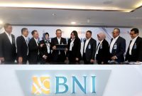 
*Kinerja Solid Di Tengah Turbulensi Ekonomi, Laba BNI Tumbuh Sehat 76,8%* – (Ki-Ka) Direktur Technology & Operations BNI Toto Prasetio, Direktur Network & Services BNI Ronny Venir, Direktur Risk Management BNI David Pirzada, Wakil Direktur Utama BNI Adi Sulistyowati, Direktur Utama BNI Royke Tumilaar, Direktur Finance BNI Novita Widya Anggraini, Direktur Enterprise & Commercial Banking BNI Muhammad Iqbal, Direktur Consumer Banking BNI
Corina Leyla Karnalies, Direktur Human Capital & Compliance BNI Mucharom, Direktur Treasury BNI Putrama Wahju Setyawan dalam Press Conference Kuartal Ketiga 2022, Senin (24/10/2022).  Laba bersih BNI tumbuh 76,8% Year on Year (YoY) mencapai Rp 13,7 triliun. Pertumbuhan laba yang sehat ini tetap dapat dicapai meskipun perseroan menerapkan strategi fungsi intermediasi selektif. Foto Dok BNI