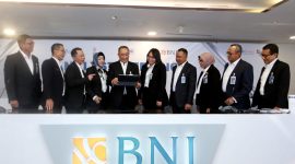 
*Kinerja Solid Di Tengah Turbulensi Ekonomi, Laba BNI Tumbuh Sehat 76,8%* – (Ki-Ka) Direktur Technology & Operations BNI Toto Prasetio, Direktur Network & Services BNI Ronny Venir, Direktur Risk Management BNI David Pirzada, Wakil Direktur Utama BNI Adi Sulistyowati, Direktur Utama BNI Royke Tumilaar, Direktur Finance BNI Novita Widya Anggraini, Direktur Enterprise & Commercial Banking BNI Muhammad Iqbal, Direktur Consumer Banking BNI
Corina Leyla Karnalies, Direktur Human Capital & Compliance BNI Mucharom, Direktur Treasury BNI Putrama Wahju Setyawan dalam Press Conference Kuartal Ketiga 2022, Senin (24/10/2022).  Laba bersih BNI tumbuh 76,8% Year on Year (YoY) mencapai Rp 13,7 triliun. Pertumbuhan laba yang sehat ini tetap dapat dicapai meskipun perseroan menerapkan strategi fungsi intermediasi selektif. Foto Dok BNI