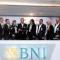 
*Kinerja Solid Di Tengah Turbulensi Ekonomi, Laba BNI Tumbuh Sehat 76,8%* – (Ki-Ka) Direktur Technology & Operations BNI Toto Prasetio, Direktur Network & Services BNI Ronny Venir, Direktur Risk Management BNI David Pirzada, Wakil Direktur Utama BNI Adi Sulistyowati, Direktur Utama BNI Royke Tumilaar, Direktur Finance BNI Novita Widya Anggraini, Direktur Enterprise & Commercial Banking BNI Muhammad Iqbal, Direktur Consumer Banking BNI
Corina Leyla Karnalies, Direktur Human Capital & Compliance BNI Mucharom, Direktur Treasury BNI Putrama Wahju Setyawan dalam Press Conference Kuartal Ketiga 2022, Senin (24/10/2022).  Laba bersih BNI tumbuh 76,8% Year on Year (YoY) mencapai Rp 13,7 triliun. Pertumbuhan laba yang sehat ini tetap dapat dicapai meskipun perseroan menerapkan strategi fungsi intermediasi selektif. Foto Dok BNI