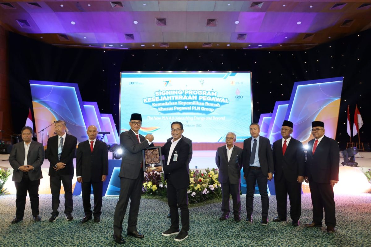 JAKARTA -- (Ki-ka) Direktur Utama PLN Darmawan Prasodjo, dan Direktur Network and Services BNI Ronny Venir dalam Acara Penandatangan PKS Kepemilikan Rumah Khusus Pegawai PLN di Jakarta, Kamis (27/10/2022).
BNI menawarkan fasilitas kredit konsumer KPR BNI Griya yang memberi kemudahan kepemilikan rumah khusus pegawai PLN. Tidak hanya untuk pembelian properti baru maupun seken, fasilitas ditawarkan BNI lebih fleksibel sehingga dapat digunakan untuk pembangunan dan renovasi, take over, top up, refinancing maupun multiguna. Foto Dok BNI