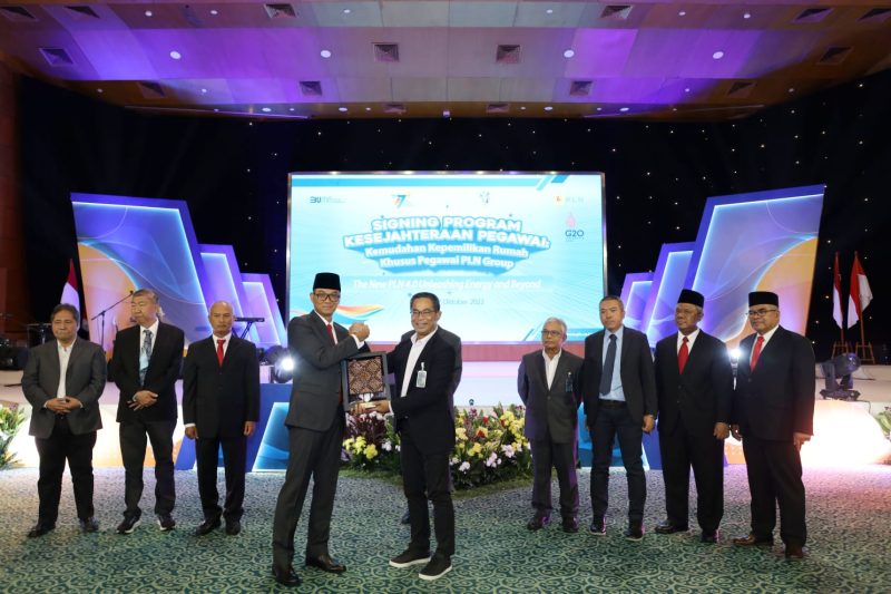 
JAKARTA -- (Ki-ka) Direktur Utama PLN Darmawan Prasodjo, dan Direktur Network and Services BNI Ronny Venir dalam Acara Penandatangan PKS Kepemilikan Rumah Khusus Pegawai PLN di Jakarta, Kamis (27/10/2022).  BNI menawarkan fasilitas kredit konsumer KPR BNI Griya yang memberi kemudahan kepemilikan rumah khusus pegawai PLN. Tidak hanya untuk pembelian properti baru maupun seken, fasilitas ditawarkan BNI lebih fleksibel sehingga dapat digunakan untuk pembangunan dan renovasi, take over, top up, refinancing maupun multiguna.  Foto Dok BNI 