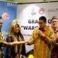 
*BNI Dukung Warung Diaspora Ekspansi di Inggris* -- Menteri Pariwisata dan Ekonomi Kreatif Sandiaga Uno (tengah), dan General Manager BNI London Roekma Hari Adji (kiri) bersama Co-investor Waroeng Windsor Yayah Wise, *serta Owner Waroeng Windsor Aqaya Davenport dan Phil Davenport*, di London, Inggris, Rabu (9/11/2022).Foto Dok BNI