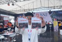   *Dukung WSBK Mandalika 2022, BNI Dorong Branding Bank Global* Pengunjung tengah memamerkan BNI TapCash Edisi World Superbike Mandalika (WSBK) 2022, Sabtu (12/11/2022).  BNI ikut mendukung melalui BNI Lounge dengan pengalaman digital activation bagi pengunjung di Pertamina Mandalika International Street Circuit. Perseroan pun memboyong UMKM Binaan di bidang kerajinan tangan, perkopian, serta makanan dan minuman masyarakat lokal untuk disediakan kepada para pengunjung WSBK 2022.Foto Dok BNI