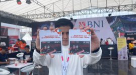   *Dukung WSBK Mandalika 2022, BNI Dorong Branding Bank Global* Pengunjung tengah memamerkan BNI TapCash Edisi World Superbike Mandalika (WSBK) 2022, Sabtu (12/11/2022).  BNI ikut mendukung melalui BNI Lounge dengan pengalaman digital activation bagi pengunjung di Pertamina Mandalika International Street Circuit. Perseroan pun memboyong UMKM Binaan di bidang kerajinan tangan, perkopian, serta makanan dan minuman masyarakat lokal untuk disediakan kepada para pengunjung WSBK 2022.Foto Dok BNI