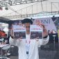   *Dukung WSBK Mandalika 2022, BNI Dorong Branding Bank Global* Pengunjung tengah memamerkan BNI TapCash Edisi World Superbike Mandalika (WSBK) 2022, Sabtu (12/11/2022).  BNI ikut mendukung melalui BNI Lounge dengan pengalaman digital activation bagi pengunjung di Pertamina Mandalika International Street Circuit. Perseroan pun memboyong UMKM Binaan di bidang kerajinan tangan, perkopian, serta makanan dan minuman masyarakat lokal untuk disediakan kepada para pengunjung WSBK 2022.Foto Dok BNI