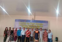Foto Bersama, Dirut Bank TLM, Robert P Fanggidae, Dekan Fakultas Ekonomi Universitas Kristen Artha Wacana (FE UKAW) Kupang, Jusuf Aboladaka dan Ketua Majelis Klasis Kota Kupang, Pdt. Jeheskial Adam Foto Bersama Peserta Pelatihan Tata Kelolah keuangan