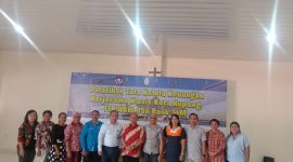 Foto Bersama, Dirut Bank TLM, Robert P Fanggidae, Dekan Fakultas Ekonomi Universitas Kristen Artha Wacana (FE UKAW) Kupang, Jusuf Aboladaka dan Ketua Majelis Klasis Kota Kupang, Pdt. Jeheskial Adam Foto Bersama Peserta Pelatihan Tata Kelolah keuangan 