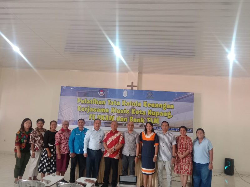 Foto Bersama, Dirut Bank TLM, Robert P Fanggidae, Dekan Fakultas Ekonomi Universitas Kristen Artha Wacana (FE UKAW) Kupang, Jusuf Aboladaka dan Ketua Majelis Klasis Kota Kupang, Pdt. Jeheskial Adam Foto Bersama Peserta Pelatihan Tata Kelolah keuangan