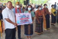 Penyerahan Kredit Mikro Merdeka Bank NTT diserahkan secara simbolis oleh Staf Khusus Gubernur NTT Bidang Politik, Dr. Immanuel Blegur dan Direktur Kredit Bank NTT Paulus Steven Messakh kepada para pelaku UMKM. (Foto: Selatan Indonesia)