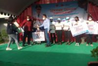 Penyerahan Sertifikat kepada 3 perwakilan karyawan Cafe Pantai Hadakewa oleh Bupati Lembata dan Dirut Bank NTT (Foto: Humas Bank NTT)