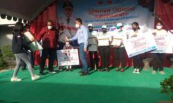 Penyerahan Sertifikat kepada 3 perwakilan karyawan Cafe Pantai Hadakewa oleh Bupati Lembata dan Dirut Bank NTT (Foto: Humas Bank NTT)