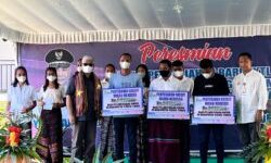 Bank NTT Larantuka Salurkan Kredit Mikro Merdeka untuk 147 Pelaku Usaha