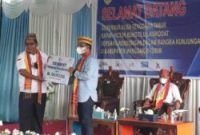 Penyerahan CSR dari Bank NTT oleh Direktur Kredit Paulus Stefen Messakh kepada Pemda Manggarai Timur disaksikan Gubernur Viktor Laiskodat (Foto: Humas Bank NTT)