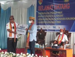 Kunker di Manggarai Timur, Gubernur Serahkan CSR Bank NTT Rp700 Juta