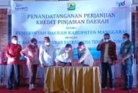 PINJAMAN DAERAH. Penandatangan perjanjian pinjaman daerah dilakukan oleh Direktur Utama Bank NTT Harry Alexander Riwu Kaho dengan Bupati Manggarai Herybertus Nabit di Hotel Revayah Ruteng, Senin (18/4/2022) malam. (Foto: Humas Bank NTT)