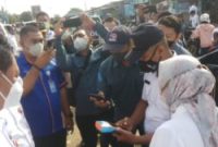 Deputi Bank Indonesia, Ny. Aida S. Budiman, saat membayar parkir dengan menggunakan QRIS BANK NTT, Rabu (11/5/2022) pagi. Disaksikan Direktur Utama Bank NTT, Harry Alexander Riwu Kaho dan Direktur Dana, Johanis Landu Praing, pembayaran berlangsung tak sampai dua menit. (Foto: HUMAS BANK NTT)