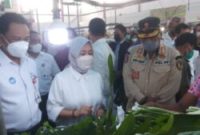 Dirut Bank NTT, Harry Alexander Riwu Kaho, mendampingi Deputi Gubernur BI, Ny. Aida S. Budiman, ketika berbelanja di salah satu lapak sayuran di Pasar Batu Cermin Labuan Bajo, Rabu 11 Mei 2022 (Foto: HUMAS BANK NTT)