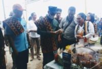 Gubernur NTT Viktor Bungtilu Laiskodat, didampingi Dirut Bank NTT Harry Alexander Riwu Kaho, mengunjungi salah satu stand UMKM Binaan Bank NTT, ketika melakukan kunjungan kerjanya ke Kampung Adat Pajoreja Desa Ululoga Kecamatan Mauponggo Kabupaten Nagekeo, 12 April 2022. Ada aneka produk yang dijual, salah satunya kopi. (Foto: Humas Bank NTT)