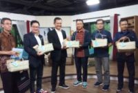 UMKM DI PANGGUNG NASIONAL: Direktur Utama Bank NTT, Harry Alexander Riwu Kaho menyerahkan aneka produk UMKM hasil olahan UMKM Binaan Bank NTT, kepada News Director BeritaSatu Media Holding, Primus Dorimulu dan Bayu Prawira Hie, sebagai ketua dewan juri Digital Banking Awards, di Jakarta Juni kemarin. (Foto: Humas Bank NTT)