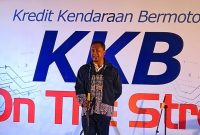 Dirut Bank NTT Pakai Jaket Buatan Siswa SMK Atambua. (Foto: Humas Bank NTT)
