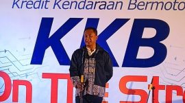 Dirut Bank NTT Pakai Jaket Buatan Siswa SMK Atambua. (Foto: Humas Bank NTT)