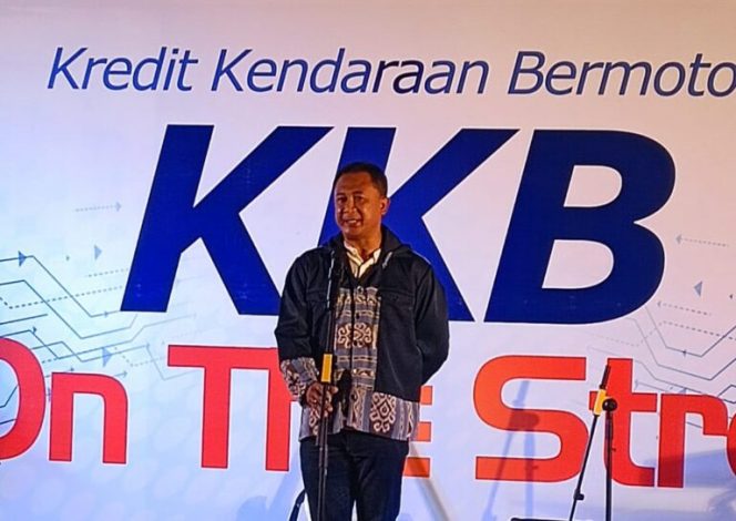 Dirut Bank NTT Pakai Jaket Buatan Siswa SMK Atambua. (Foto: Humas Bank NTT)