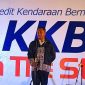 Dirut Bank NTT Pakai Jaket Buatan Siswa SMK Atambua. (Foto: Humas Bank NTT)