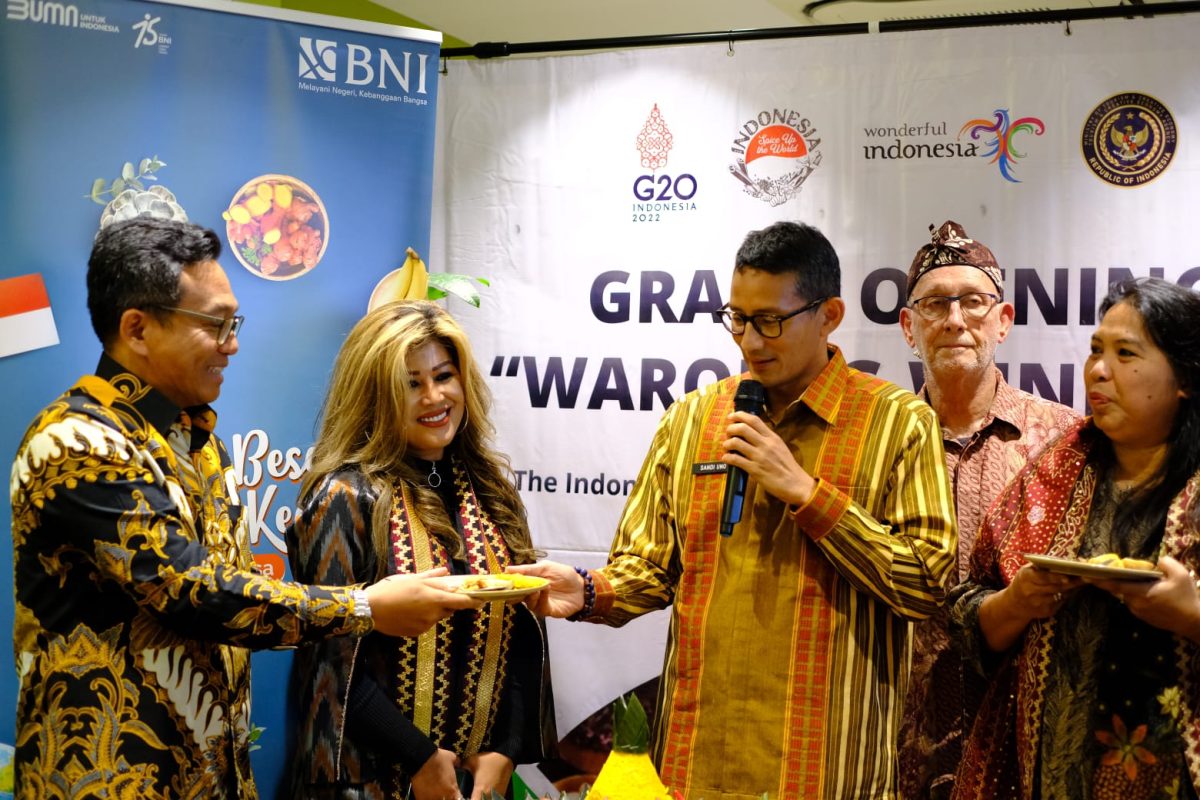 
*BNI Dukung Warung Diaspora Ekspansi di Inggris* -- Menteri Pariwisata dan Ekonomi Kreatif Sandiaga Uno (tengah), dan General Manager BNI London Roekma Hari Adji (kiri) bersama Co-investor Waroeng Windsor Yayah Wise, *serta Owner Waroeng Windsor Aqaya Davenport dan Phil Davenport*, di London, Inggris, Rabu (9/11/2022).Foto Dok BNI