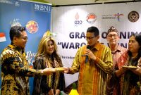 
*BNI Dukung Warung Diaspora Ekspansi di Inggris* -- Menteri Pariwisata dan Ekonomi Kreatif Sandiaga Uno (tengah), dan General Manager BNI London Roekma Hari Adji (kiri) bersama Co-investor Waroeng Windsor Yayah Wise, *serta Owner Waroeng Windsor Aqaya Davenport dan Phil Davenport*, di London, Inggris, Rabu (9/11/2022).Foto Dok BNI