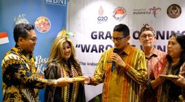 
*BNI Dukung Warung Diaspora Ekspansi di Inggris* -- Menteri Pariwisata dan Ekonomi Kreatif Sandiaga Uno (tengah), dan General Manager BNI London Roekma Hari Adji (kiri) bersama Co-investor Waroeng Windsor Yayah Wise, *serta Owner Waroeng Windsor Aqaya Davenport dan Phil Davenport*, di London, Inggris, Rabu (9/11/2022).Foto Dok BNI