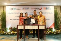 Support Ekonomi Digital di Jawa Timur, BNI dan Bank Jatim Bersinergi* -- (ki-ka) SEVP Bisnis Digital BNI Rian Kaslan, Wakil Direktur Utama BNI Adi Sulistyowati, Direktur Utama Bank Jatim Busrul Iman, dan Komisaris Utama Bank Jatim Suprajarto dalam Penandatanganan Nota Kesepahaman BNI dan Bank Jatim di Ballroom Grha BNI Sudirman, Jakarta, Rabu (30/11/2022).  BNI mendukung upaya yang dilakukan Pemerintah Provinsi Jawa Timur melalui Bank Jatim, dan mengapresiasi kesempatan untuk berkolaborasi untuk percepatan dan perluasan digitalisasi serta elektronifikasi layanan daerah di seluruh Indonesia termasuk wilayah Jawa Timur dan sekitarnya.Foto Dok BNI