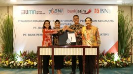 Support Ekonomi Digital di Jawa Timur, BNI dan Bank Jatim Bersinergi* -- (ki-ka) SEVP Bisnis Digital BNI Rian Kaslan, Wakil Direktur Utama BNI Adi Sulistyowati, Direktur Utama Bank Jatim Busrul Iman, dan Komisaris Utama Bank Jatim Suprajarto dalam Penandatanganan Nota Kesepahaman BNI dan Bank Jatim di Ballroom Grha BNI Sudirman, Jakarta, Rabu (30/11/2022).  BNI mendukung upaya yang dilakukan Pemerintah Provinsi Jawa Timur melalui Bank Jatim, dan mengapresiasi kesempatan untuk berkolaborasi untuk percepatan dan perluasan digitalisasi serta elektronifikasi layanan daerah di seluruh Indonesia termasuk wilayah Jawa Timur dan sekitarnya.Foto Dok BNI