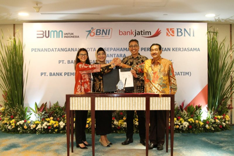 Support Ekonomi Digital di Jawa Timur, BNI dan Bank Jatim Bersinergi* -- (ki-ka) SEVP Bisnis Digital BNI Rian Kaslan, Wakil Direktur Utama BNI Adi Sulistyowati, Direktur Utama Bank Jatim Busrul Iman, dan Komisaris Utama Bank Jatim Suprajarto dalam Penandatanganan Nota Kesepahaman BNI dan Bank Jatim di Ballroom Grha BNI Sudirman, Jakarta, Rabu (30/11/2022).  BNI mendukung upaya yang dilakukan Pemerintah Provinsi Jawa Timur melalui Bank Jatim, dan mengapresiasi kesempatan untuk berkolaborasi untuk percepatan dan perluasan digitalisasi serta elektronifikasi layanan daerah di seluruh Indonesia termasuk wilayah Jawa Timur dan sekitarnya.Foto Dok BNI