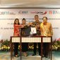 Support Ekonomi Digital di Jawa Timur, BNI dan Bank Jatim Bersinergi* -- (ki-ka) SEVP Bisnis Digital BNI Rian Kaslan, Wakil Direktur Utama BNI Adi Sulistyowati, Direktur Utama Bank Jatim Busrul Iman, dan Komisaris Utama Bank Jatim Suprajarto dalam Penandatanganan Nota Kesepahaman BNI dan Bank Jatim di Ballroom Grha BNI Sudirman, Jakarta, Rabu (30/11/2022).  BNI mendukung upaya yang dilakukan Pemerintah Provinsi Jawa Timur melalui Bank Jatim, dan mengapresiasi kesempatan untuk berkolaborasi untuk percepatan dan perluasan digitalisasi serta elektronifikasi layanan daerah di seluruh Indonesia termasuk wilayah Jawa Timur dan sekitarnya.Foto Dok BNI