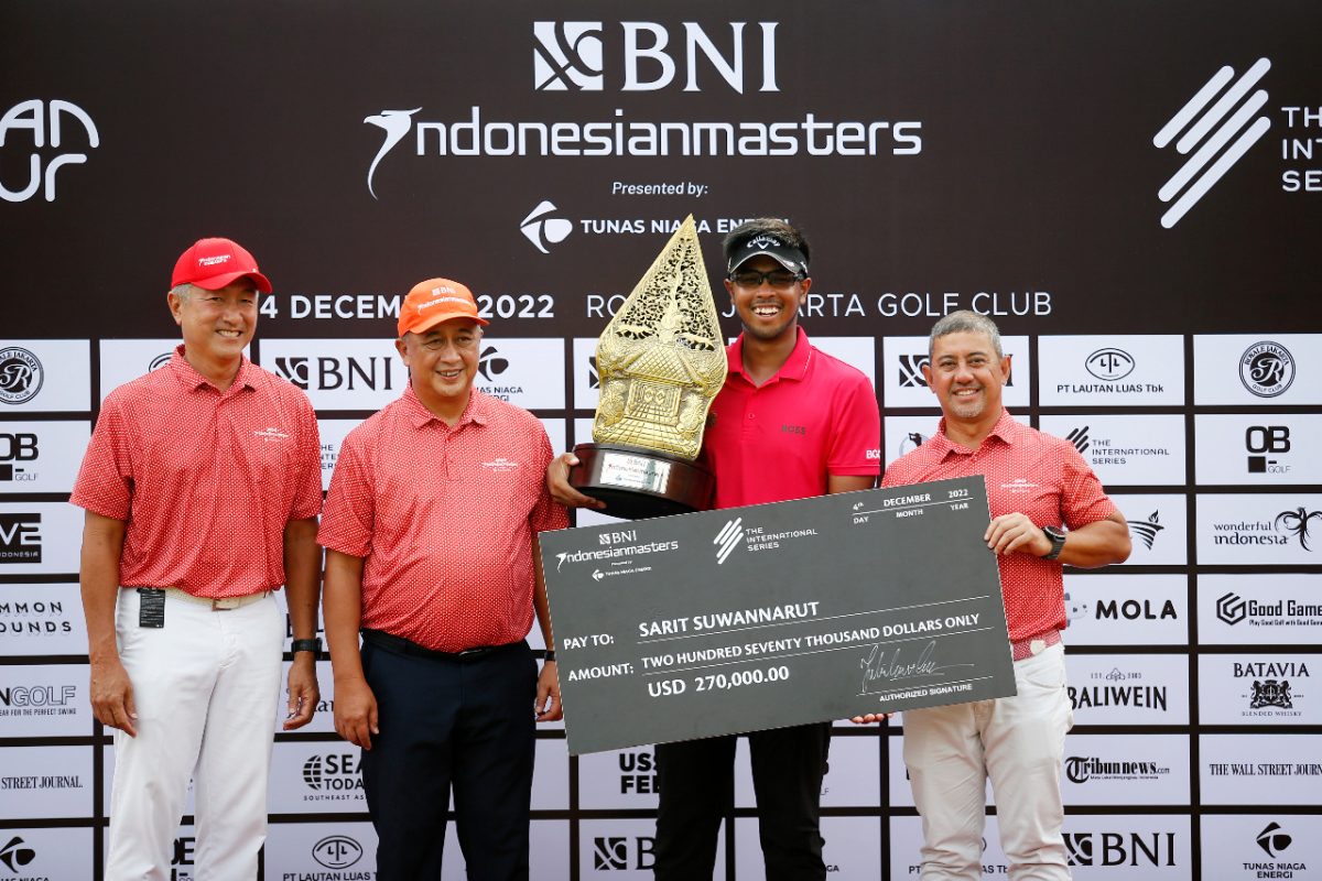 
*BNI Indonesian Masters 2022 Presented by TNE* (ki-ka) Founder Indonesian Master & Chairman of Asian Tour Jimmy Masrin, Direktur Utama BNI Royke Tumilaar, Champion BNI Indonesian Masters 2022 Presented by TNE Sarit Suwannarut, dan Chairman TNE Jubilant Arda Harmidy, 
dalam acara Prize Giving BNI Indonesian Masters 2022 Presented by TNE di Royale Jakarta Golf Club, Halim, Jakarta Timur, Minggu (4/12/2022).

BNI sebagai salah pendukung utama mendorong branding Go Global BNI. BNI kembali mensosialisikan jaringan BNI Internasional yang saat ini telah memiliki 8 outlet luar negeri yang tersebar di berbagai negara.Foto Dok BNI