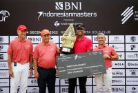 
*BNI Indonesian Masters 2022 Presented by TNE* (ki-ka) Founder Indonesian Master & Chairman of Asian Tour Jimmy Masrin, Direktur Utama BNI Royke Tumilaar, Champion BNI Indonesian Masters 2022 Presented by TNE Sarit Suwannarut, dan Chairman TNE Jubilant Arda Harmidy, 
dalam acara Prize Giving BNI Indonesian Masters 2022 Presented by TNE di Royale Jakarta Golf Club, Halim, Jakarta Timur, Minggu (4/12/2022).  BNI sebagai salah pendukung utama mendorong branding Go Global BNI. BNI kembali mensosialisikan jaringan BNI Internasional yang saat ini telah memiliki 8 outlet luar negeri yang tersebar di berbagai negara.Foto Dok BNI