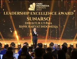 Punya Visi Kuat, Dirut BRI Sunarso Raih Penghargaan Leadership Excellence Award