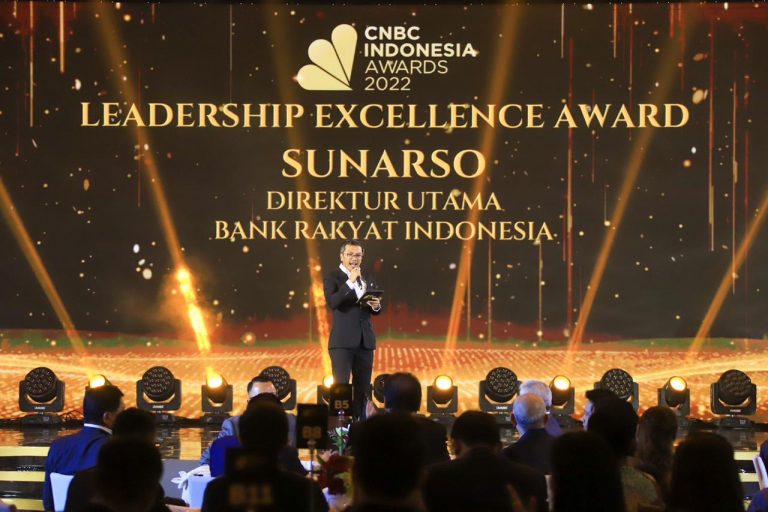 Punya Visi Kuat, Dirut BRI Sunarso Raih Penghargaan Leadership Excellence Award