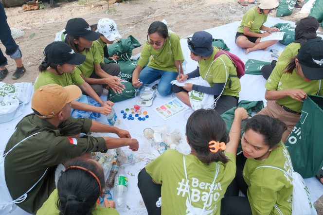 
					Marriot International dan Komunitas Lingkungan Hidup Bersihkan Pantai Wae Rana  di Labuan Bajo