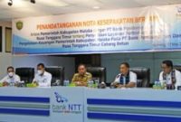 Bupati Malaka, DR. Simon Nahak, Selasa (17/5/2022), bertamu ke kantor pusat Bank NTT untuk melakukan penandatanganan nota kesepahaman dengan Bank NTT. Hadir dari pihak Bank NTT, Direktur Utama, Harry Alexander Riwu Kaho, Direktur Kredit, Paulus Stefen Messakh, Direktur TI dan Operasional, Hilarius Minggu dan Direktur Kepatuhan, Christofel Adoe. (Foto: Humas Bank NTT)