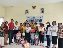 Bunda Julie Serahkan Susu Mimo dan Makanan Tambahan Untuk Penanganan Stunting di Kelurahan Nefonaek, Kota Kupang