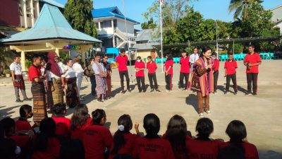 Julie Sutrisno Laiskodat Ajak Siswa SMA Negeri 1 Kupang Gemar Makan Ikan dan Kelor 