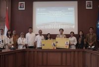 
Rektor UGM, Prof. dr Ova Emilia , M,Med, Sp.OG , Ph.D (Kanan) dan Direktur Institutional Banking BNI, Muhammad Iqbal (Kiri) usai menandatangani  nota kesepahaman Campus Financial Ecosystem (CFEST) dan perjanjian kerjasama Kartu Tanda Mahasiswa (KTM) Co-Brand BNI UGM di Yogyakarta, Selasa (11 April 2023).Foto Dok BNI