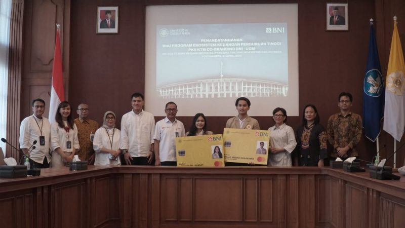 
Rektor UGM, Prof. dr Ova Emilia , M,Med, Sp.OG , Ph.D (Kanan) dan Direktur Institutional Banking BNI, Muhammad Iqbal (Kiri) usai menandatangani  nota kesepahaman Campus Financial Ecosystem (CFEST) dan perjanjian kerjasama Kartu Tanda Mahasiswa (KTM) Co-Brand BNI UGM di Yogyakarta, Selasa (11 April 2023).Foto Dok BNI